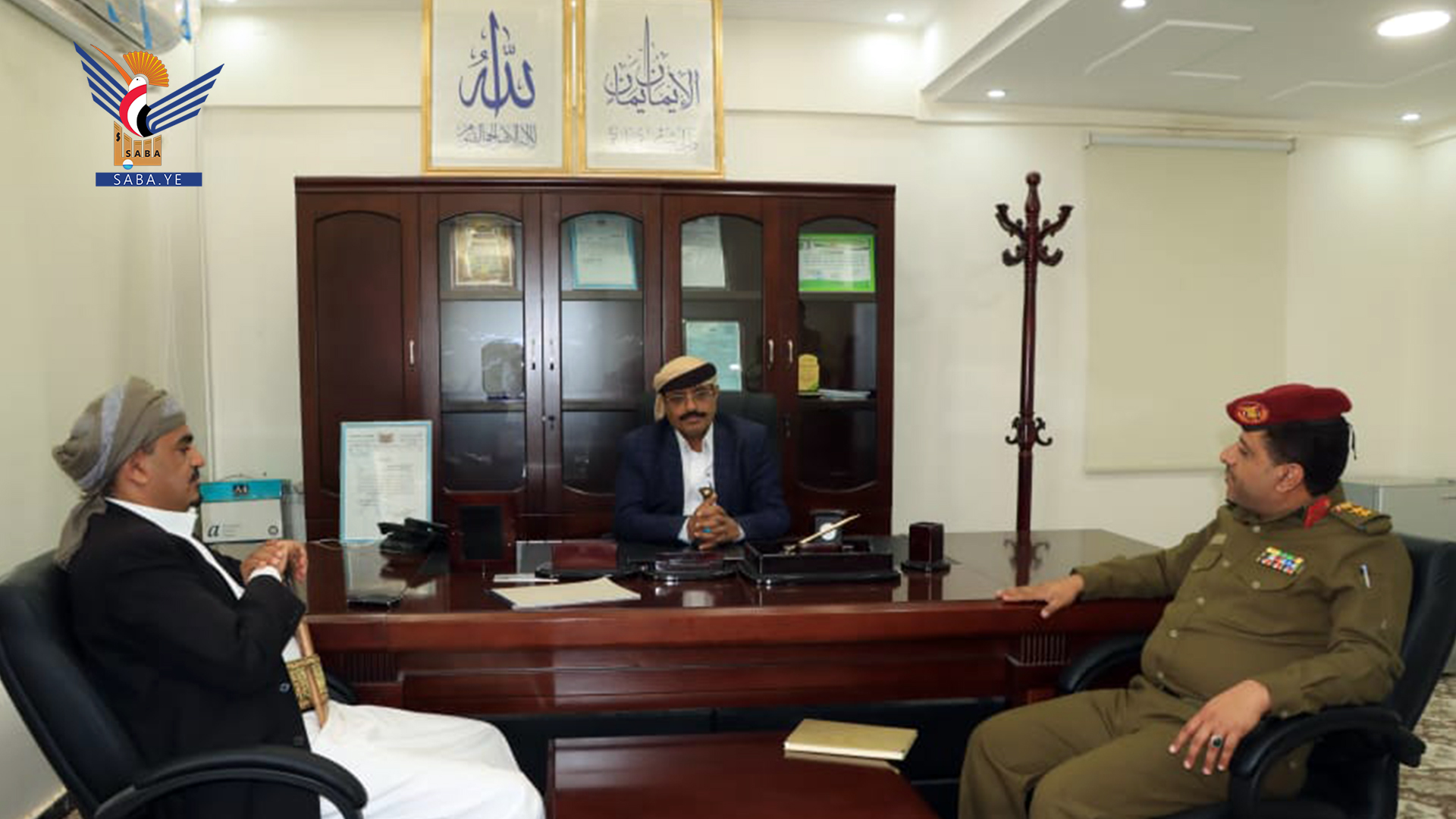 عضو المجلس السياسي الأعلى سلطان السامعي يناقش مع محافظ تعز صلاح بجاش سير المشاريع التنموية والخدمية بالمحافظة